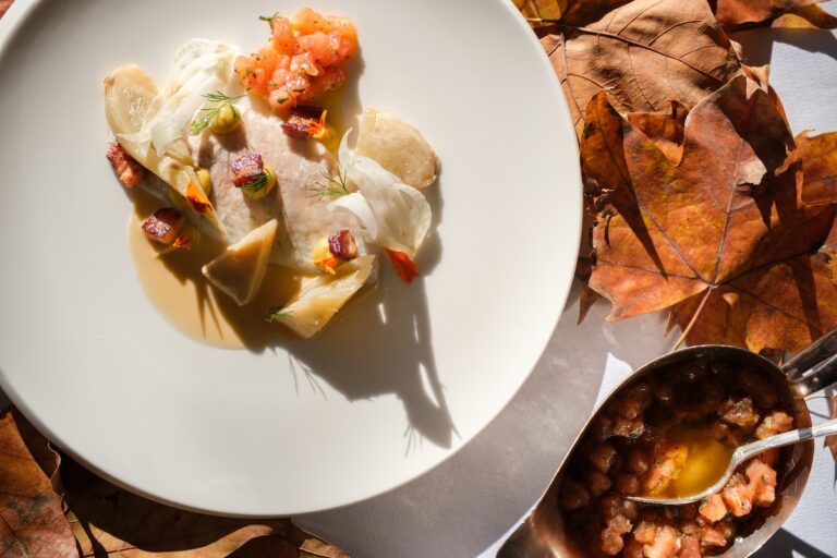 Daurade de nos côtes cuite à l'huile d'olive du pays d'Aix, fenouil en confit et cru, barigoule d'artichaut et son jus émulsionné, vierge de tomates provençales